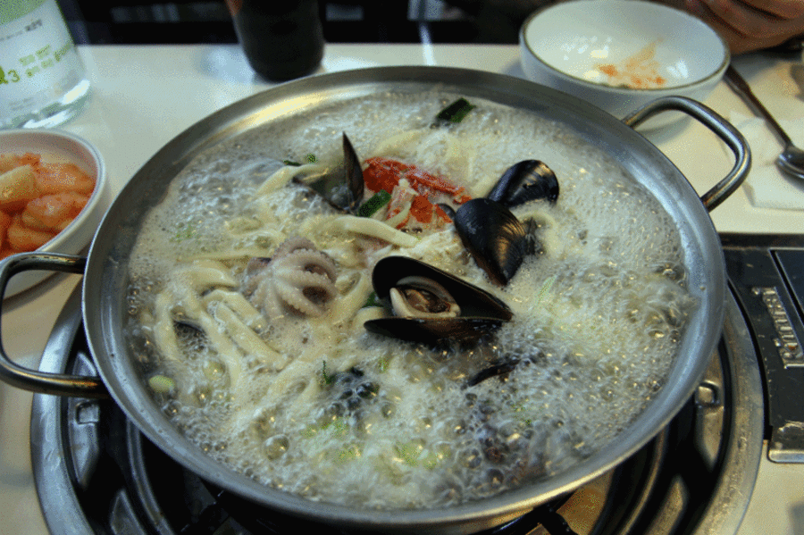 한국인이 가장 좋아하는 면 요리 중 하나! 얼큰하고 시원한 칼국수...jpg | 인스티즈