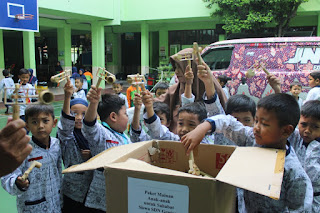Hibur Korban Sekolah Ambruk, Siswa SD Muh 1 Solo Sumbang Mainan Othok-othok