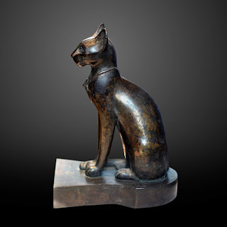 Louvre Müzesinde bir kedi heykeli