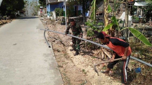 Dandim 0812/Lamongan Terjunkan Babinsa Pasang Pipa Air Bersih Dandim 0812/Lamongan Terjunkan Babinsa Pasang Pipa Air Bersih