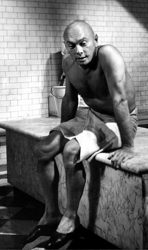 You surely recognize the iconic Yul Brynner, draped in a towel for a movie ...