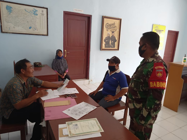 Perkuat Hubungan Komunikasi Sosial, Babinsa Silaturahmi Dengan Perangkat Desa