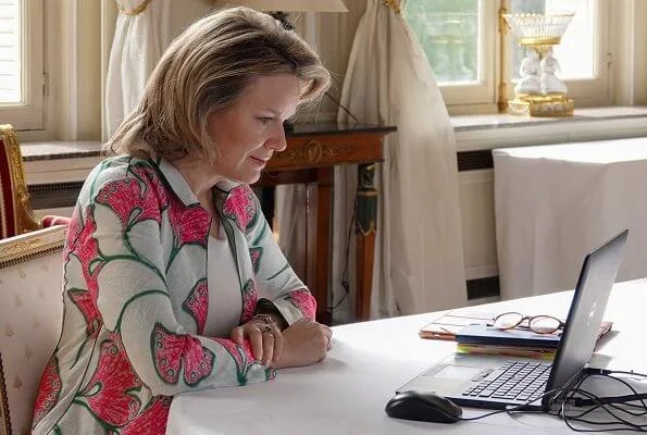 Queen Mathilde wore a floral print coat by Armani. Giorgio Armanı Duster coat. Sainte-Barbe and Open Kring care center