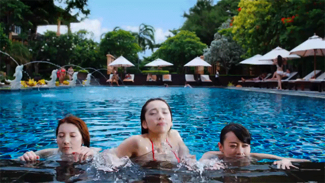 물에서 나오는 수영복녀 - 디쁠