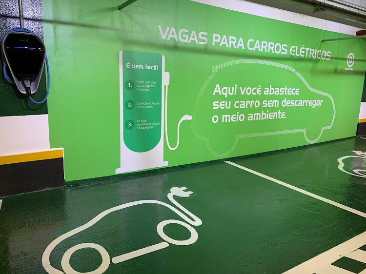 Shoppings da CCP equipam estacionamentos com postos de recarga mini e BMW para veículos eletrificados
