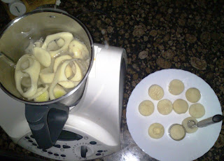  Dos platos: un puré de verdura y unas patatas bravas al vapor con queso 