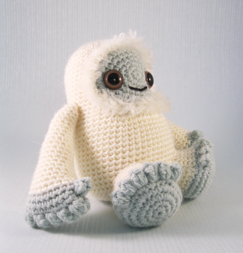 Mini Yeti amigurumi: Crochet pattern