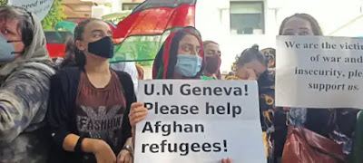 नई दिल्ली के वसंत विहार में UNHCR के दफ्तर के बाहर प्रदर्शन करते लोग।