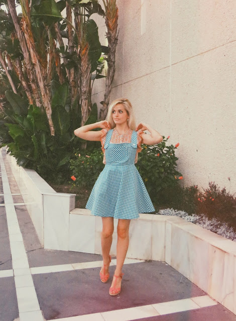 Alejandra Colomera luciendo un pichi de cuadros vichy verde