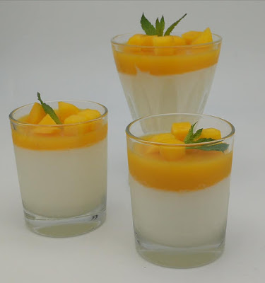 Vasitos De Yogur Griego Con Coulis De Melocotón 
