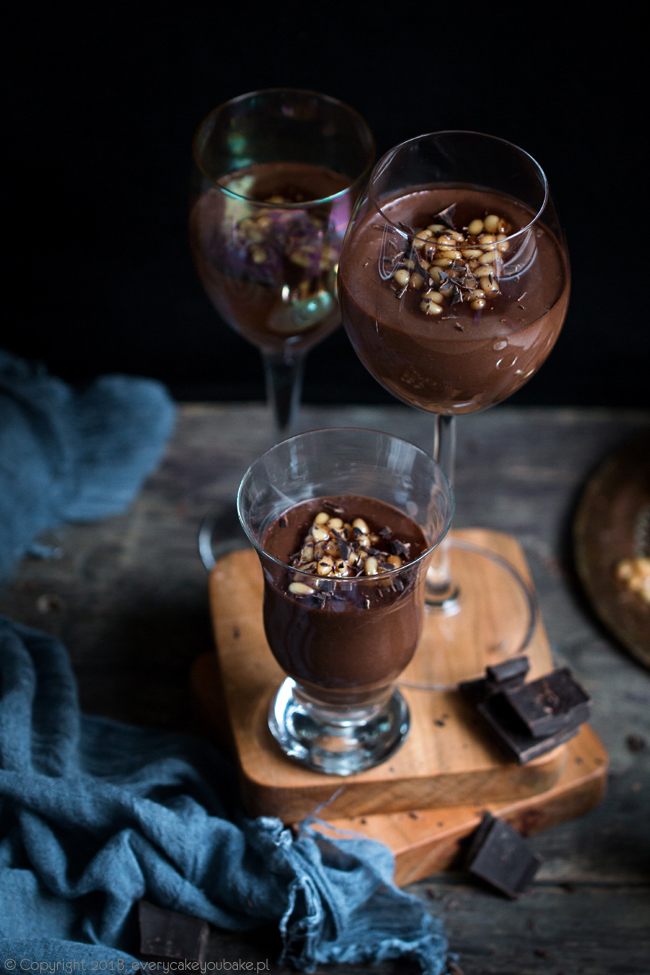 pudding czekoladowo-owsiany z orzeszkami cedrowymi