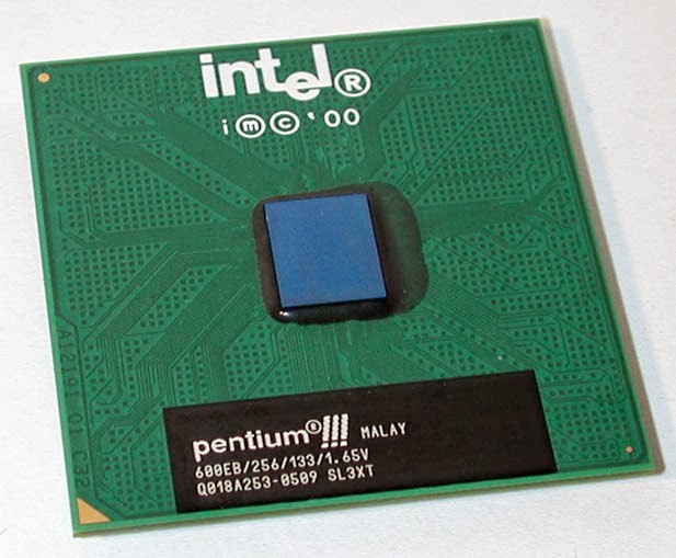 17.	Celeron II (2000)
Así como el Pentium III era un Pentium II con ESS y algunas características añadidas, el Celeron II es 