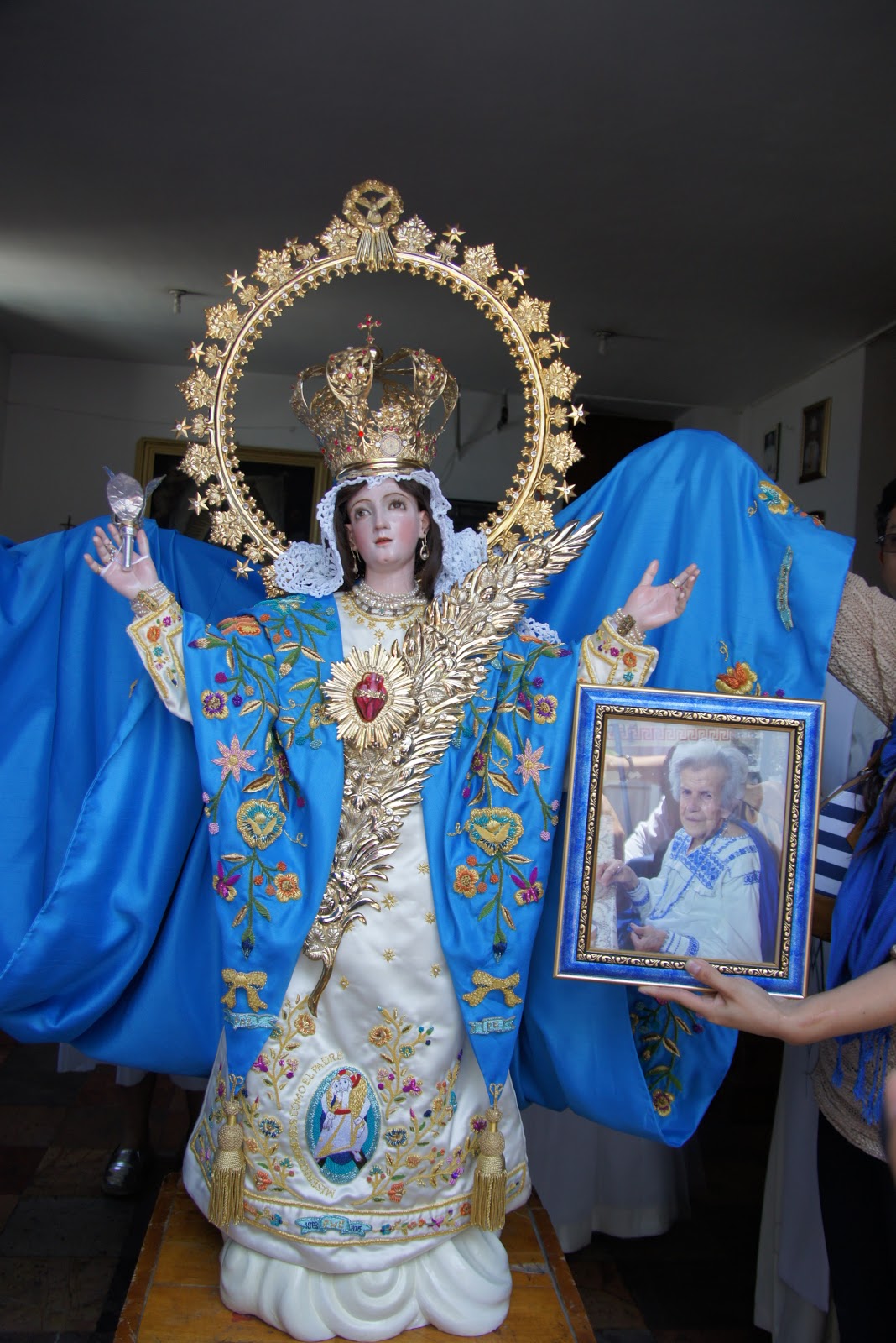 MANTO Y VESTIDO DE LA VIRGEN DE LA CARIDAD, OBRAS DE ARTE SAGRADO