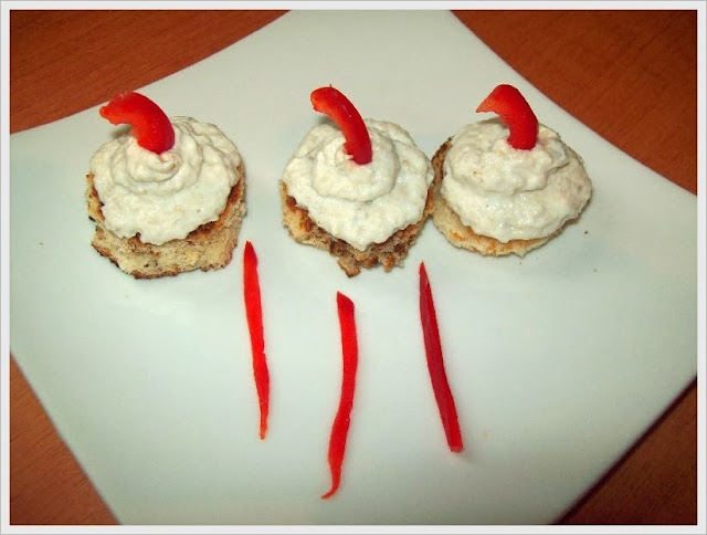 Tartine cu crema de branza si peste cod