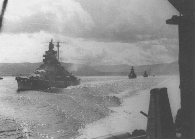 Операция "Россельспрунг" (Рыцарский ход).  Немецкие части, собравшиеся в Альтафьорде в рамках подготовки к наступлению на конвои союзников в Мурманск, устанавливают одну из двух боевых групп, а Тирпиц возглавляет тяжелые крейсеры «Адмирал Хиппер» и «Адмирал Шеер» 5 июля 1942 года.