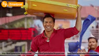 varun dhawan lifting passenger bag [smile photo]