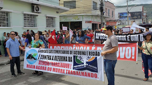 Manifestantes vão às ruas de Jacobina protestar contra a reforma da Previdência