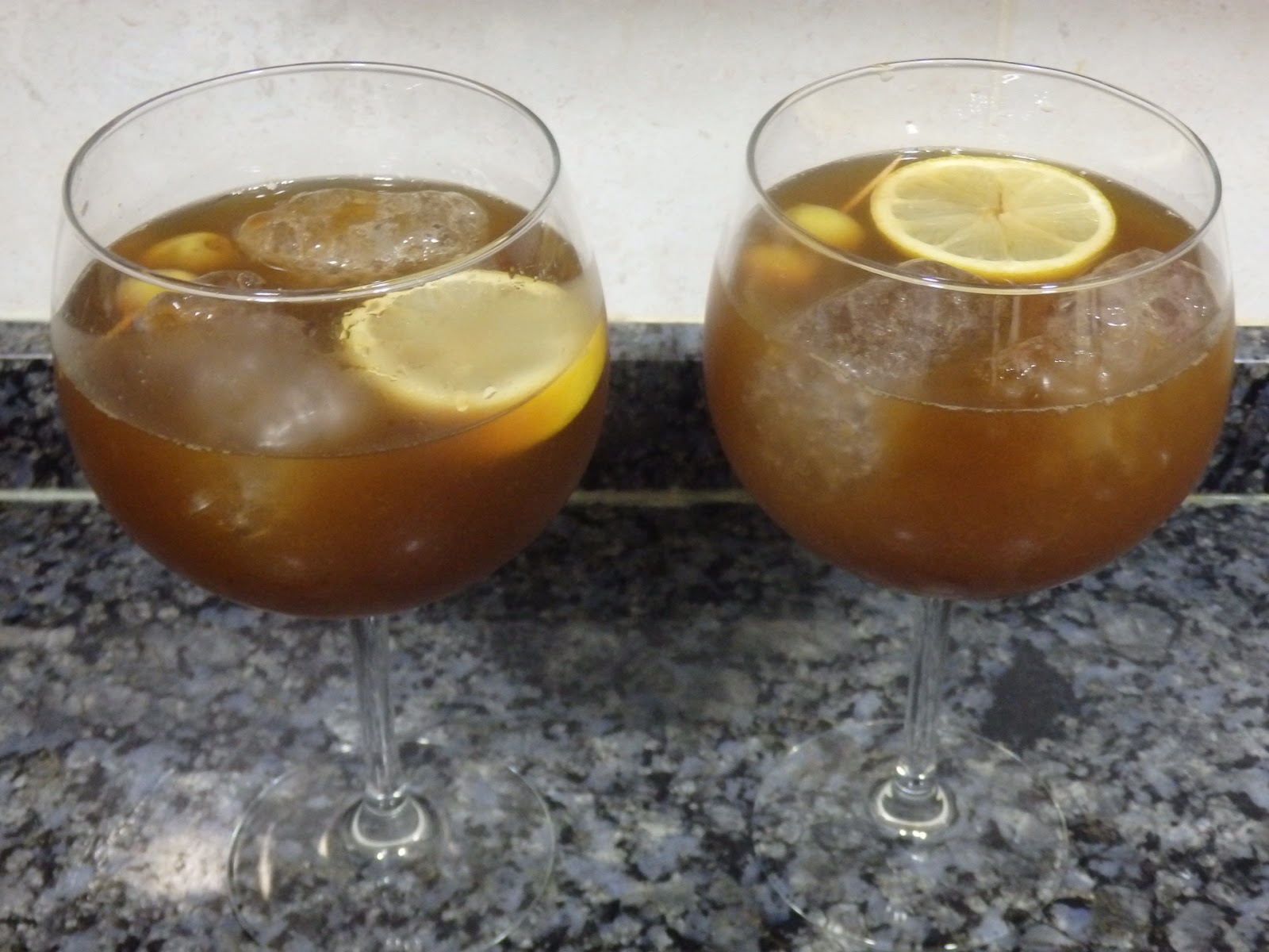 OSUKAA IS COOKING COCKTAIL DE VERMUT NEGRO, GINEBRA Y ZUMO DE NARANJA