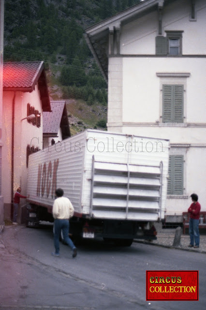 Camion du cirque Nock traversant un village grisonais 