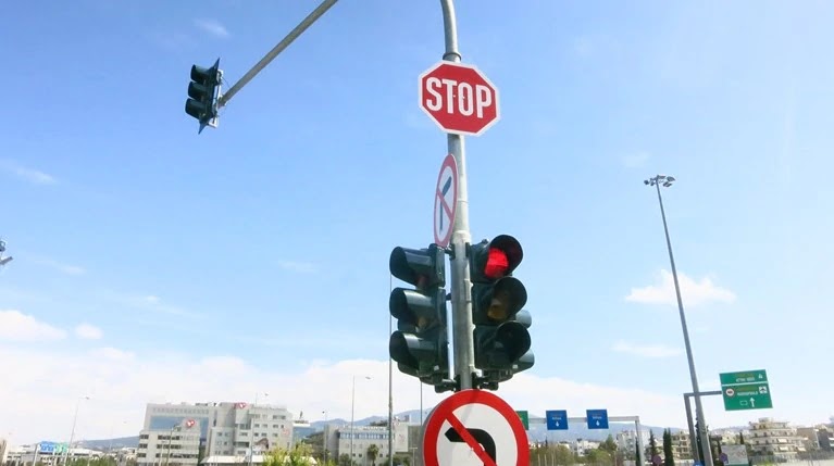 Τροχαία: «Έξυπνα» φανάρια Wi-fi θα φωτογραφίζουν όσους περνούν με κόκκινο Τροχαία: «Έξυπνα» φανάρια Wi-fi θα φωτογραφίζουν όσους περνούν με κόκκινο