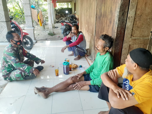 Babinsa Srawung Himbau Warga Patuhi Prokes