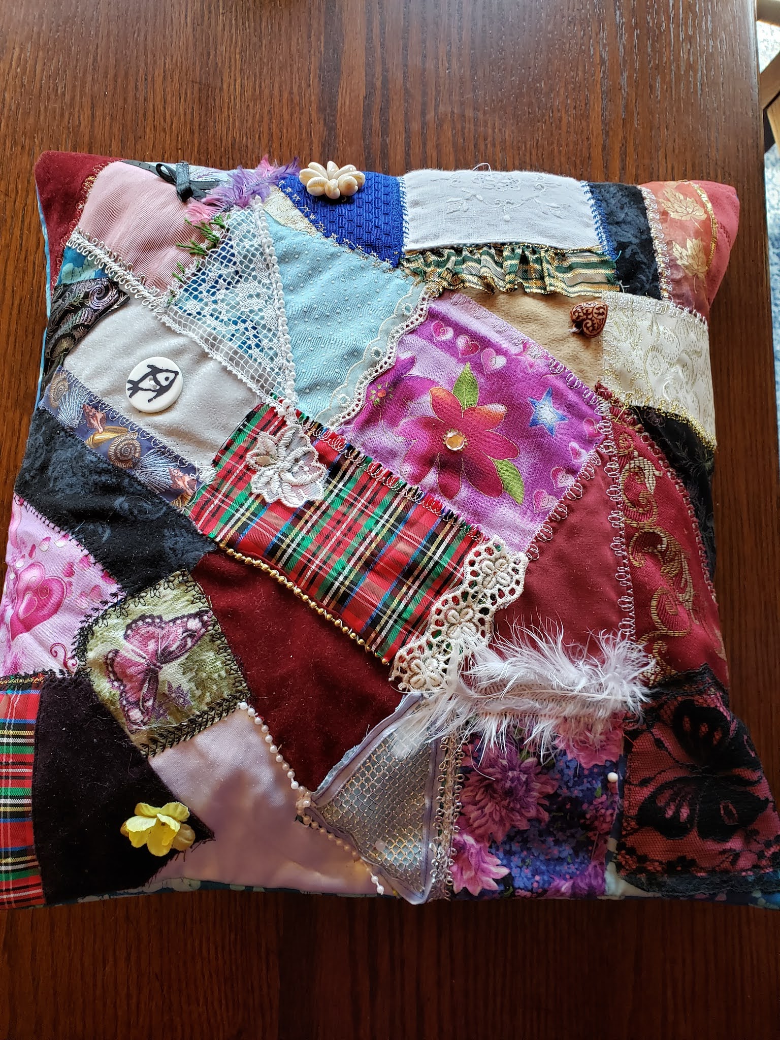 Project QUILTING Crazy Quilt Pillow by Woodra C