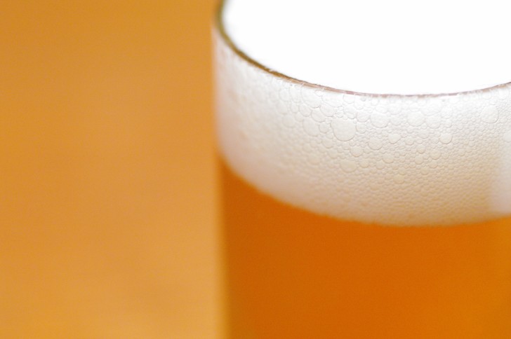 アルコールは少量なら健康に良いのか？