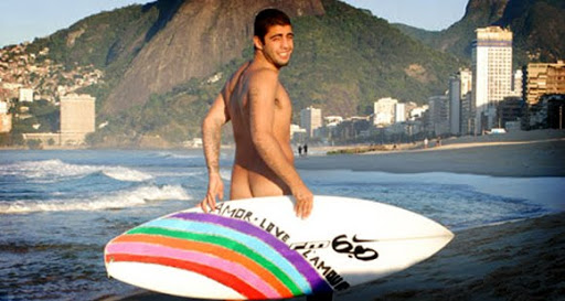 Pedro Scooby, fica nú, pelado em praia carioca