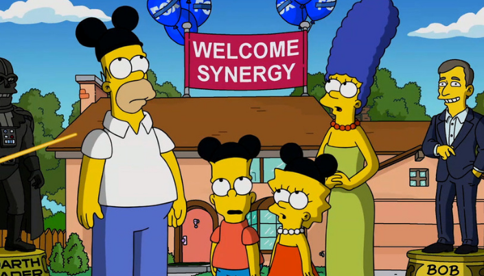 Imagem: a família dos Simpsons, da direita para a esquerda, Homer, um homem careca com barba por fazer, Bart, um garoto de cabelos pontudos e camisa rosa, Lisa, uma garota com cabelo em formato de estrela e vestido laranja e Margie, uma mulher com cabelo azul para cima e vestido verde, todos eles com a pele amarela, usando chapéus do Mickey e rodeados de um Darth Vader, uma estátua de Bob Iger e balões azul com a logo da Fox.