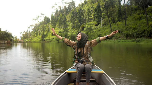 Naik sampan telaga kumpe