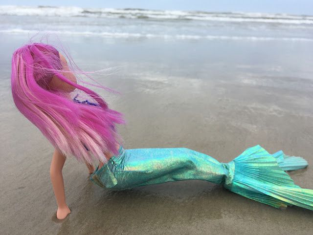 Susi sereia à beira da praia!