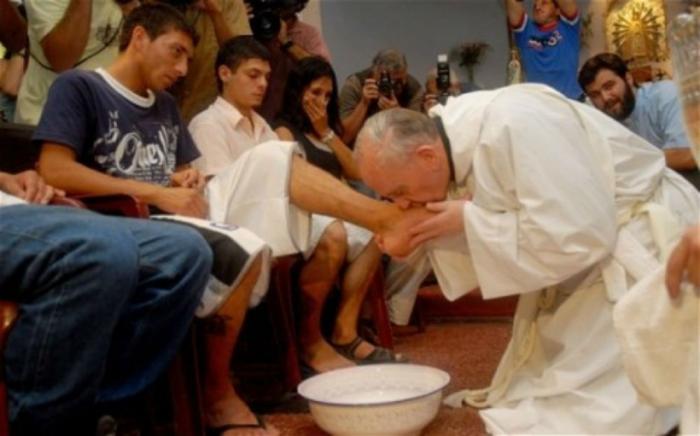 The Pope washes the feet of Migrants