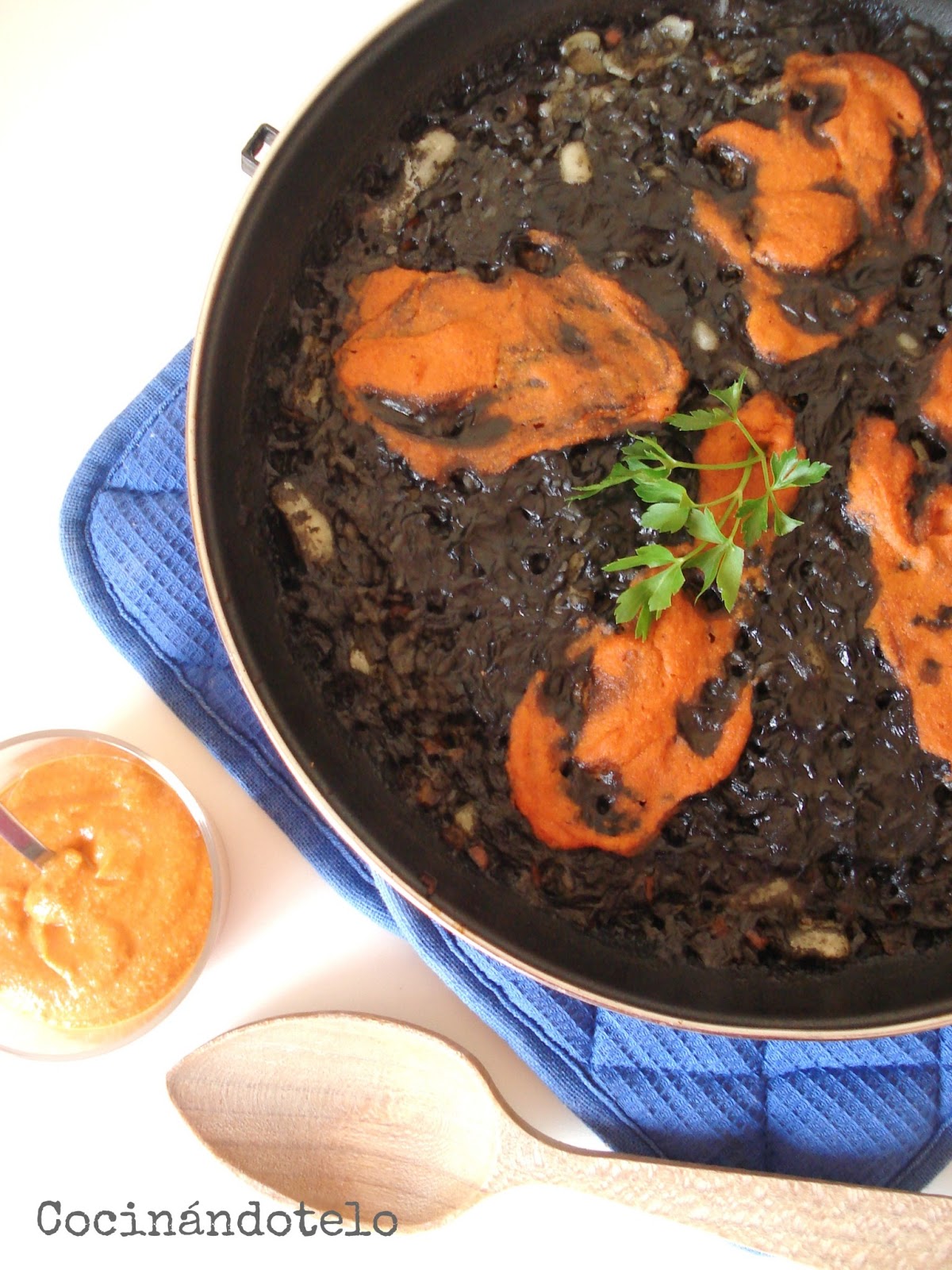 Cocinándotelo ARROZ NEGRO CON SALSA ROMESCO Cocinándotelo ARROZ NEGRO CON SALSA ROMESCO