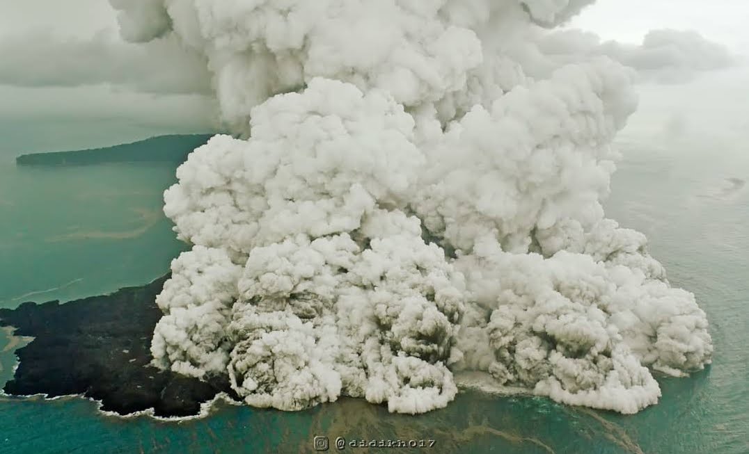 Indonesia: L'eruzione del Vulcano Krakatoa da un aereo in volo | Video Instagram.