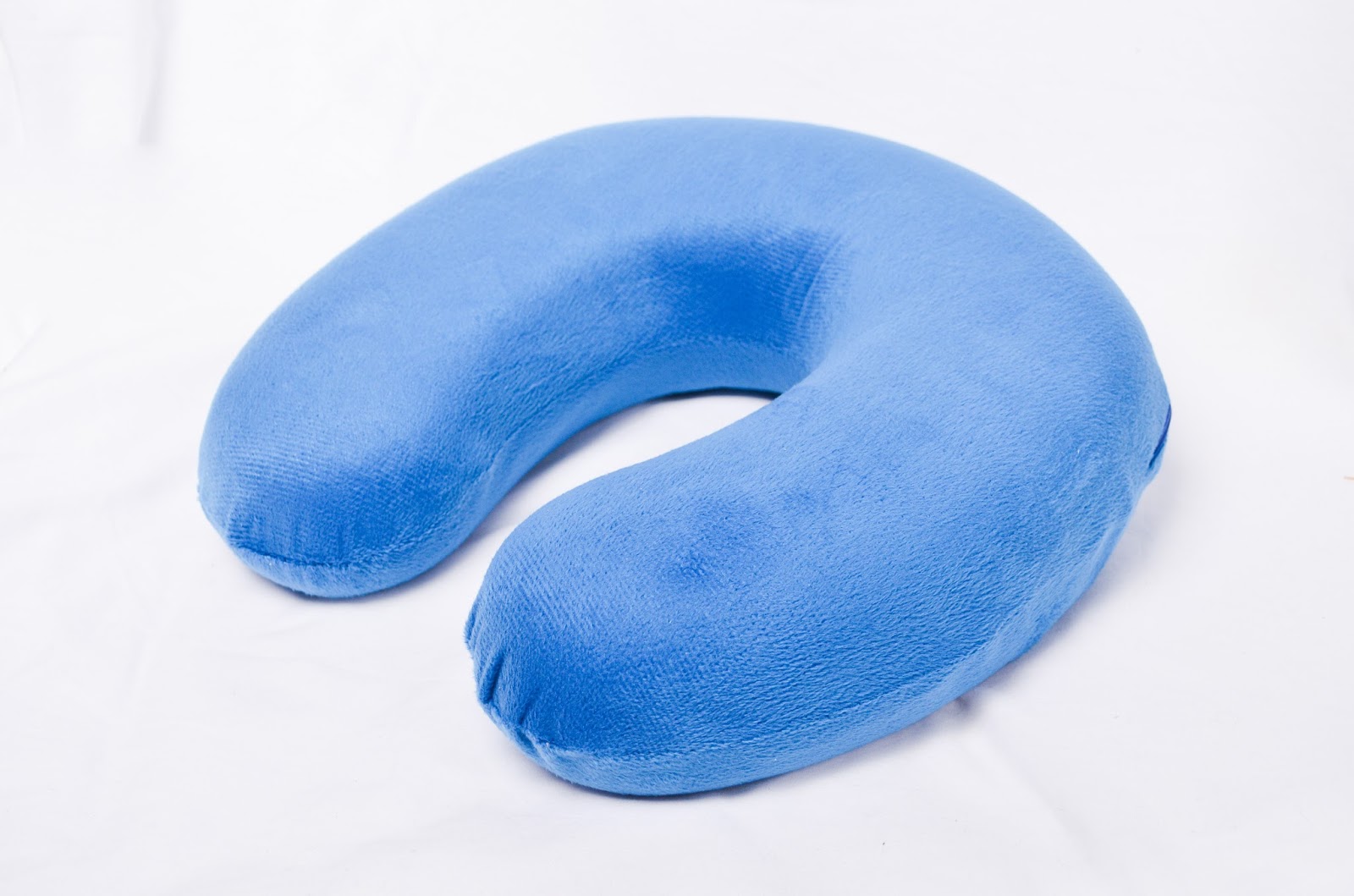 Apete's Reviews Travel Pillow with sleep mask and carrying case