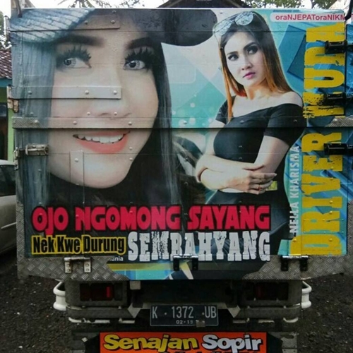 20 Tulisan & Foto Artis Di Belakang Truk. Kreatif Dan Penuh Makna! foto artis di belakang truk