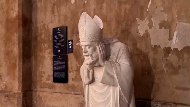Estatua de Saint-Denis en la Iglesia de Saint-Pierre en Montmartre