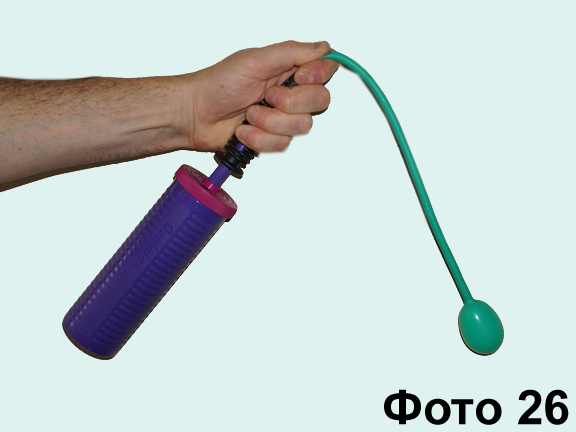 эксперимент с шариком вес воздуха. ручной насос для надувания шаров. упражнения на большом мяче. дыхательная гимнастика надуй шарик. надувание воздушного шара.