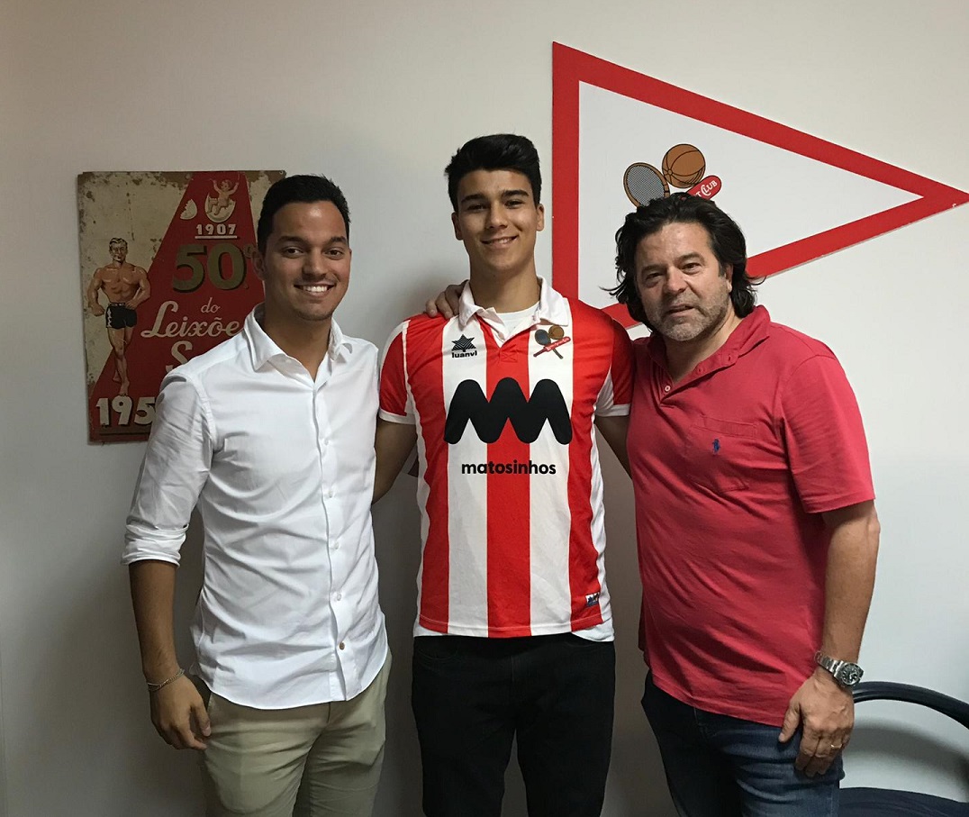 NOVA MEMÓRIA RICARDO TEIXEIRA ASSINA CONTRATO PROFISSIONAL COM O