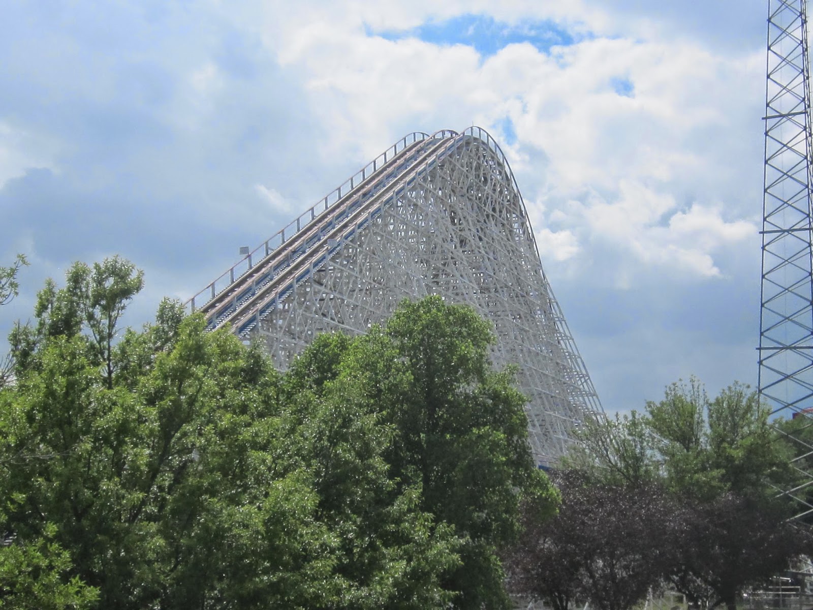 Bobbie's Roller Coaster And Theme Park Reviews: AMERICAN EAGLE
