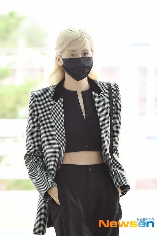 [연예] [사진]         오늘 공항출국한 귀여운 블랙핑크 로제와 지수 사진 모음 -  와이드섬