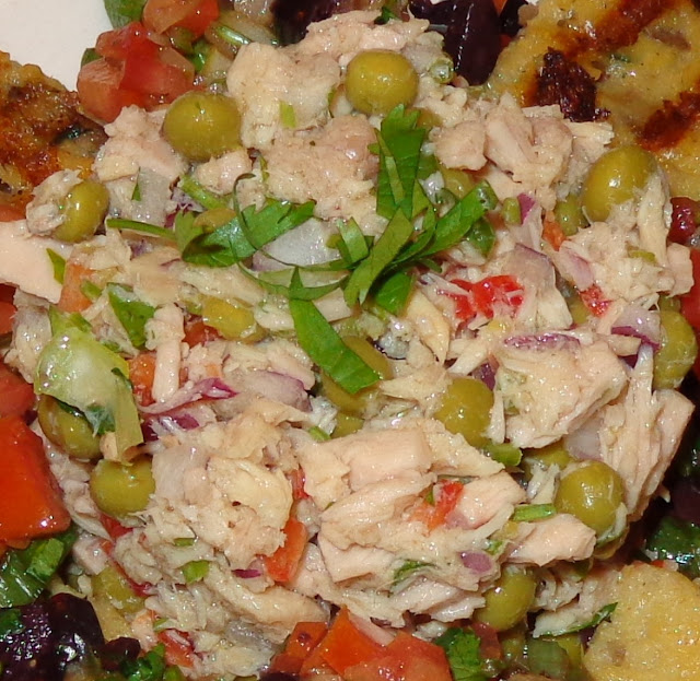PORTIONS: 4 INGREDIENTS FOR TUNA SALAD 8 oz. / 227 g tuna (2 cans drained) 1/3 cup chopped red onions ¼ cup red peppers, diced 1 tbsp. thinly sliced scallions 1 tbsp. chopped cilantro ½ cup green cooked peas 2 tbsp. olive oil 2 tbsp. red wine vinegar ½ tsp. salt to your taste 1/8 tsp. ground pepper 2 avocados cut in wedges METHOD In a bowl mix all ingredients together and refrigerate until is time to use it.
