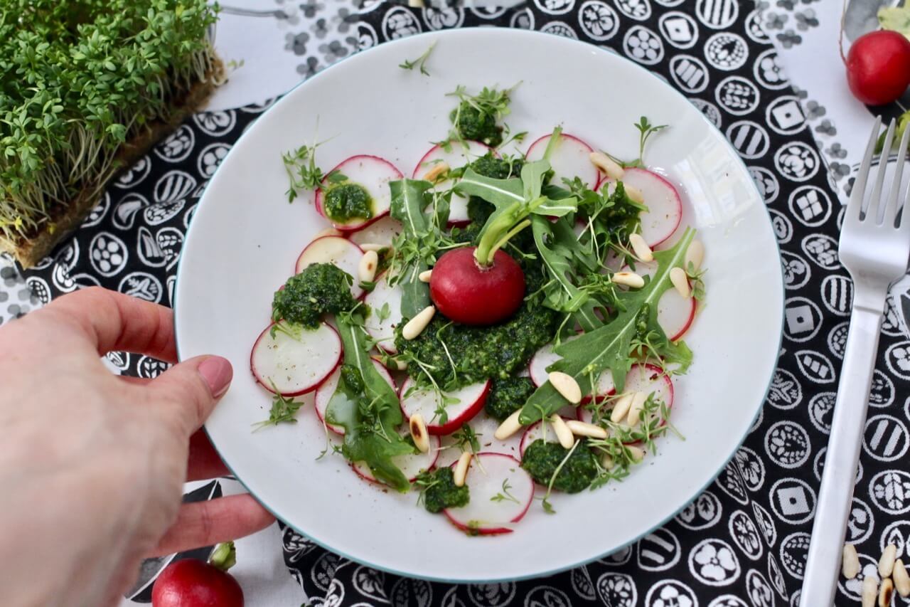 HOME OF HAPPY: KNACKIGER RADIESCHENSALAT MIT KRÄUTERDRESSING