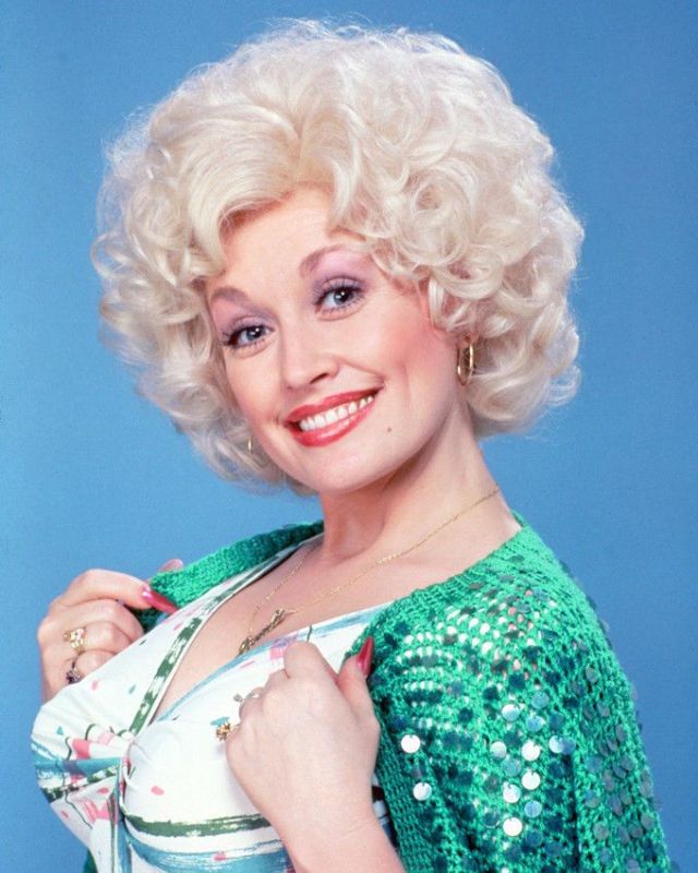 30 Gorgeous Photos That Defined Fashion Styles of Dolly Parton in the