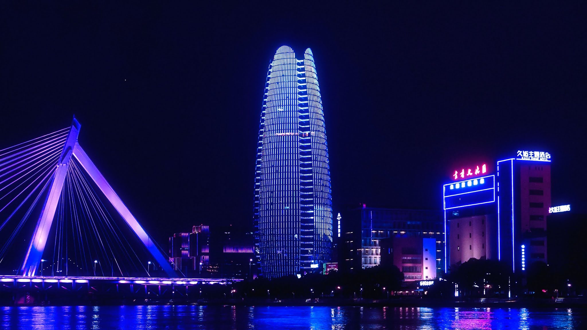 Обои 2024 г. Ночной город здания. Картинки на рабочий стол ночной город Дубай. Обои на рабочий стол Дубай ночью. Здание в море с фонариком.
