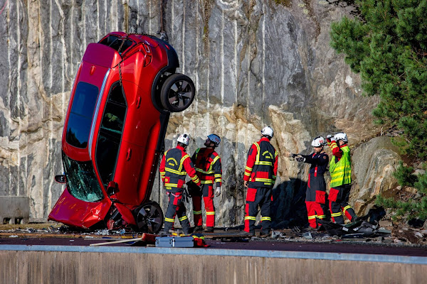 Volvo joga carros 0KM de 30 metros de altura para testar segurança