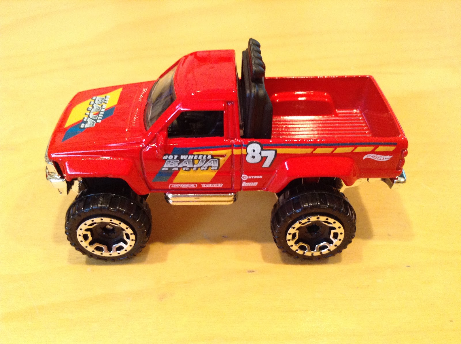 JULIAN'S HOT WHEELS BLOG 1987 Toyota Pickup Truck (2017 HW Hot Trucks)