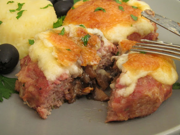 Котлеты с грибами запеченные под молочным соусом