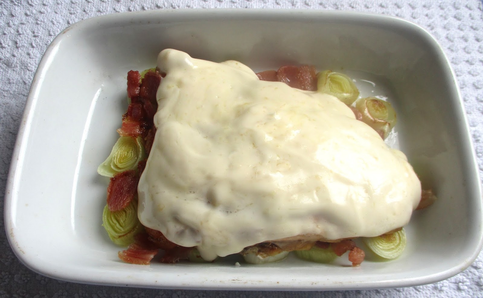 Aquí se cocina Trucha asalmonada gratinada sobre lecho de puerros y bacon