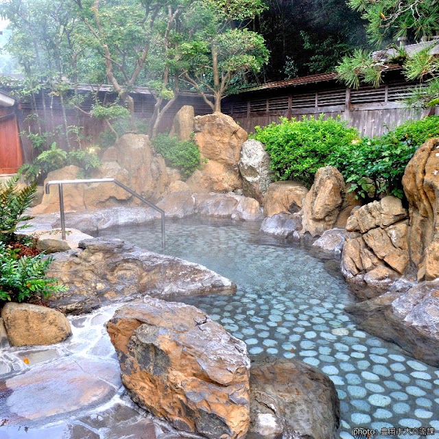 【鴻之湯】治癒白鸛腳傷的傳說溫泉池　庭園露天風呂景觀超美